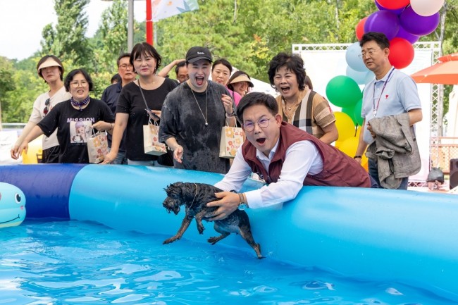 사람도 웃고 댕댕이도 웃는 도시…마포의 반려동물 정책 이야기